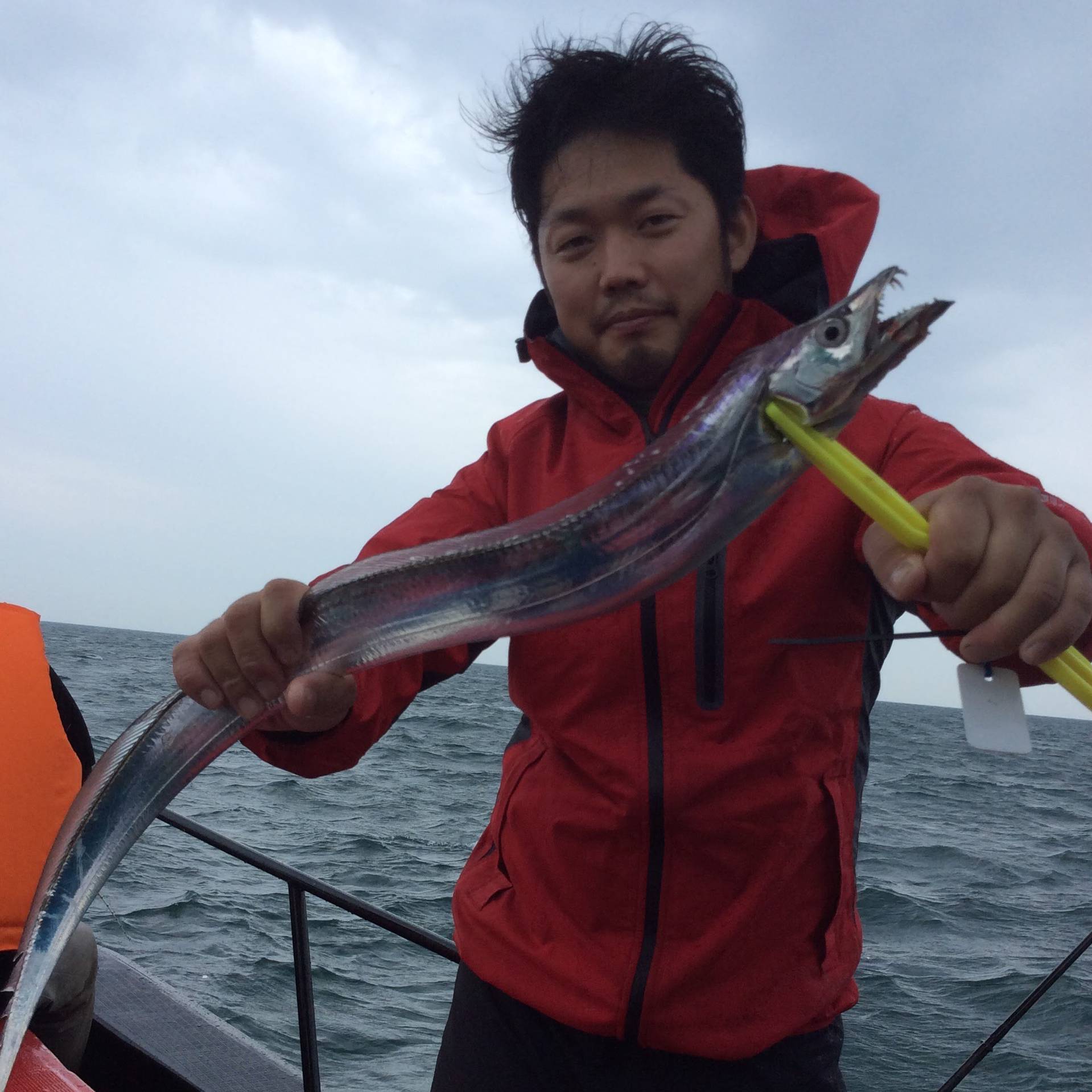 N様は5匹のタチウオ♪風雨強い船首で大変でしたね・・・o(´^｀)o。