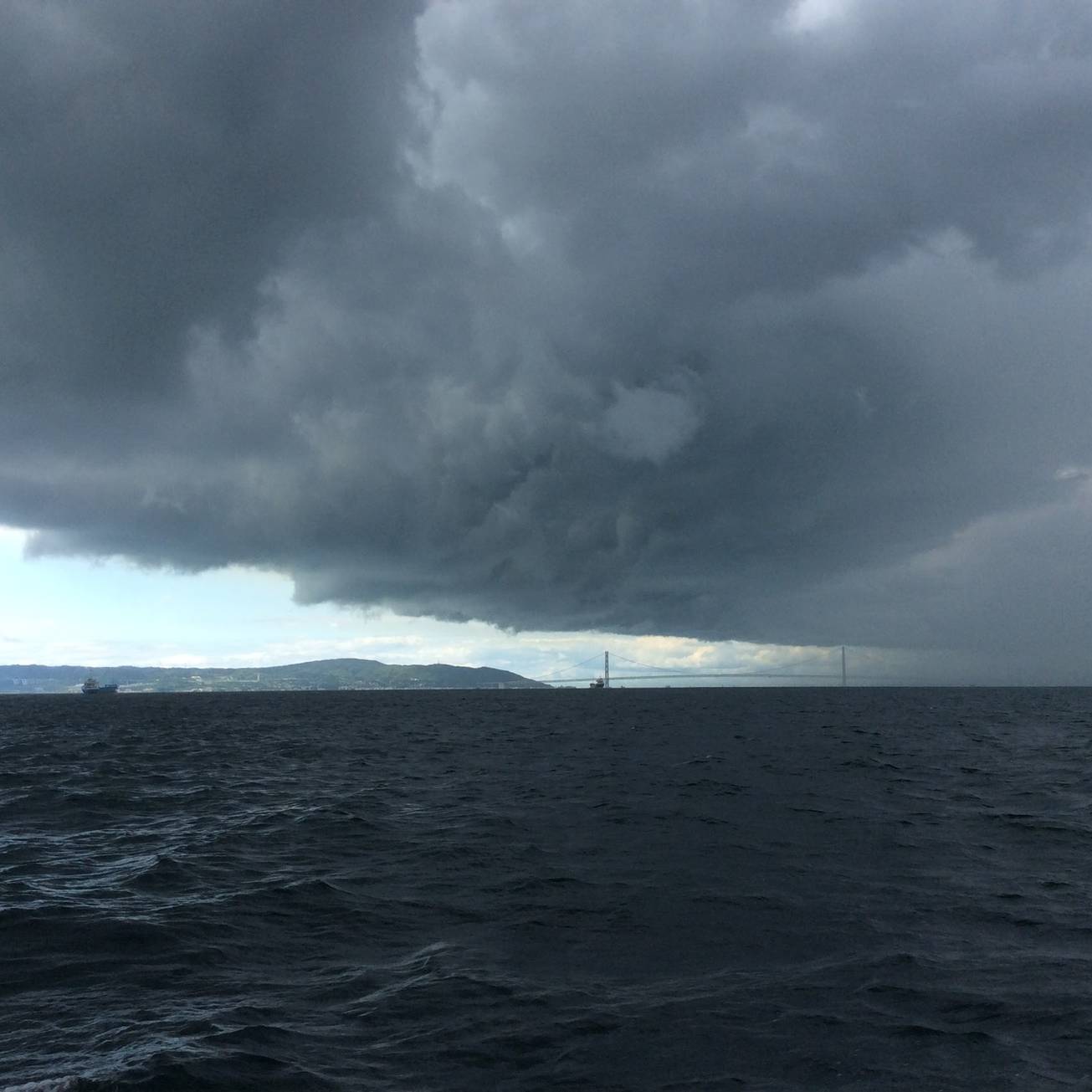 帰港途中に大きな雨雲に遭遇ヾ(・ω・`;)ﾉぁゎゎ