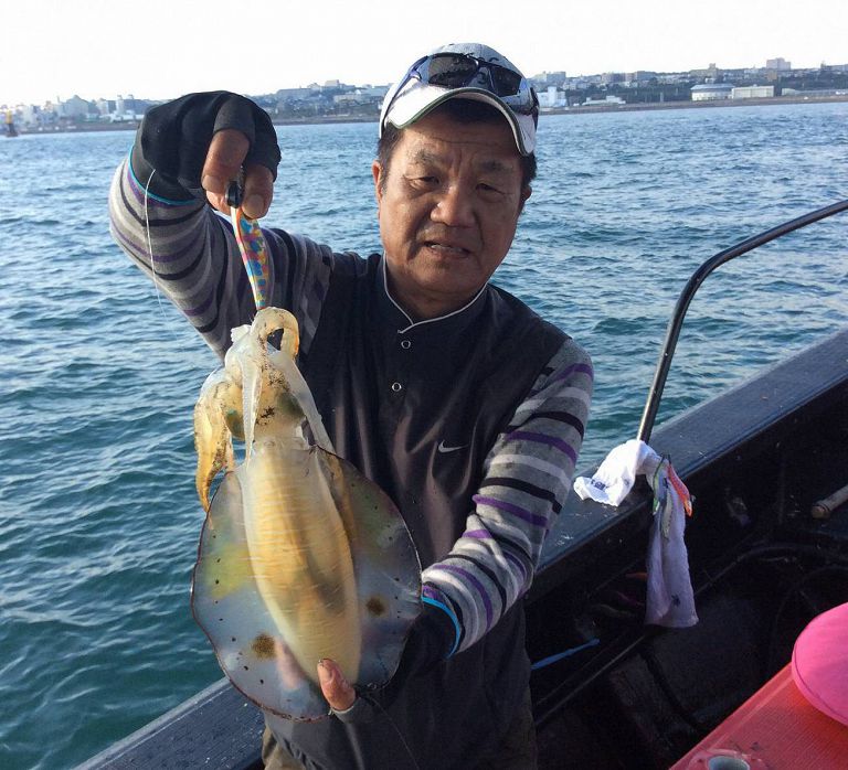 大きなアオリイカを釣り上げられた正木様。